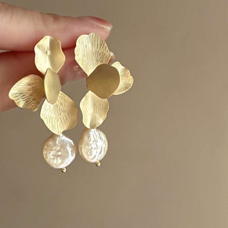 Sier Needle Vintage Round Flower Tassel Metallic Studs Elegant Light Earrings for Women
