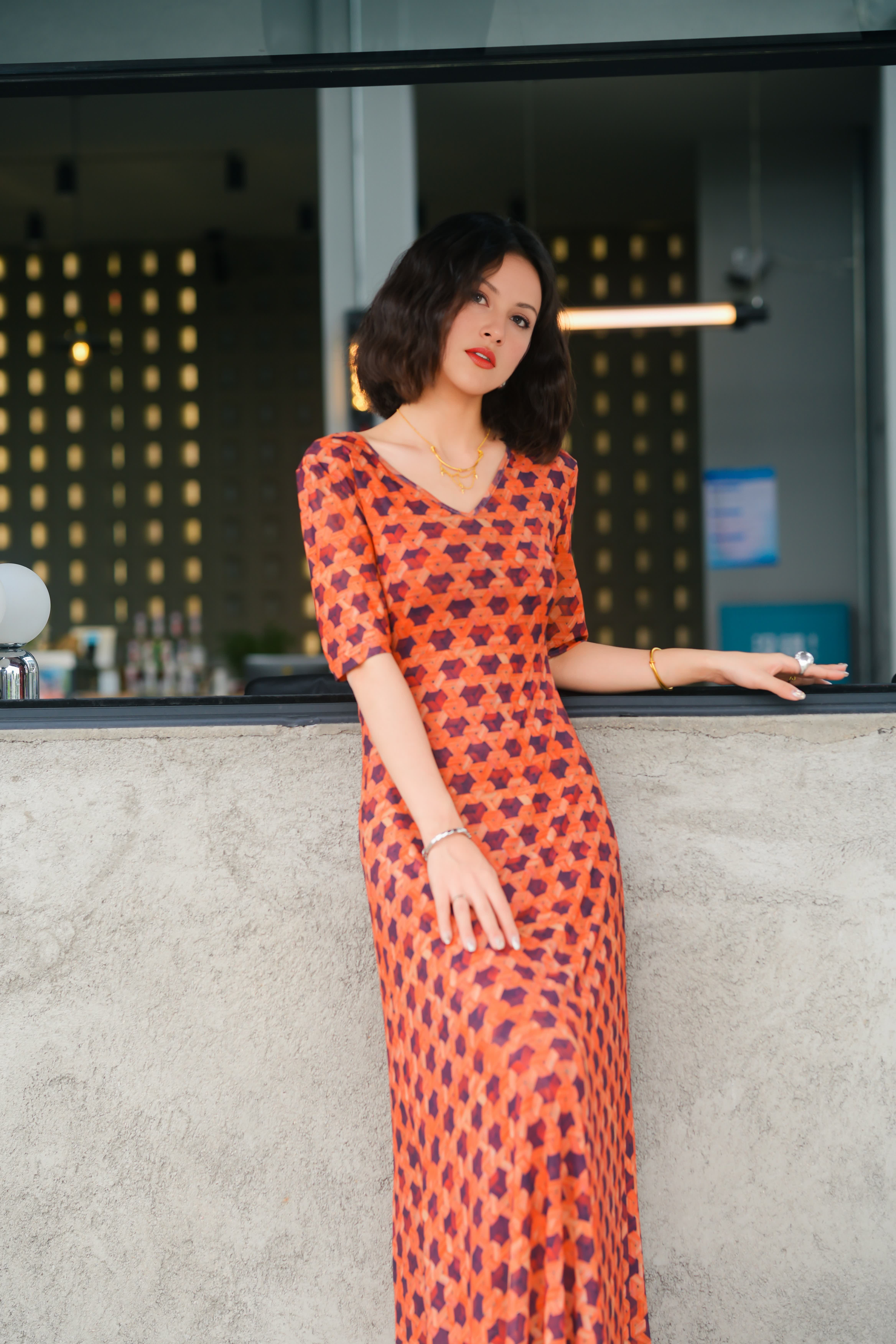 HZHJ original designer's orange memory dress with V-neck for white and slim look, high-end and stylish