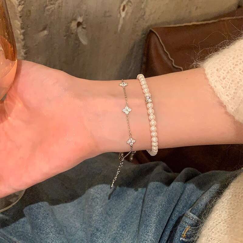 Gypsophila Four-Leaf Flower Bracelet for Women, Light , Elegant Fashion, Niche Design, High-End Feel, 2024 New Model