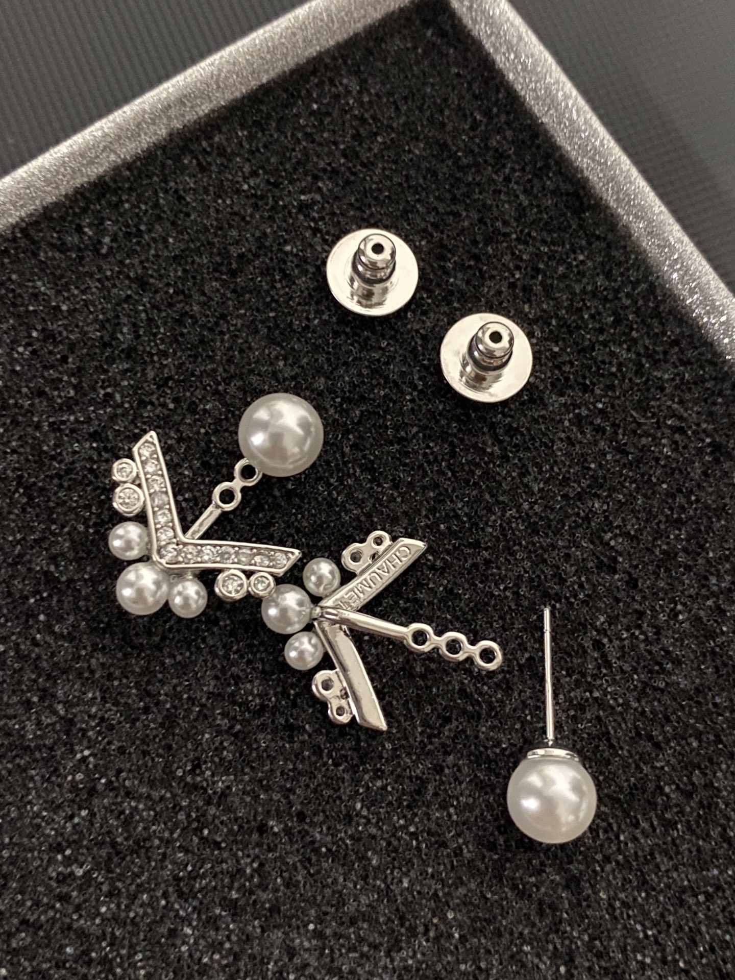 Silver - Toned Pearl And Rhinestone Stud Earrings With Geometric Design Elegant Party Jewelry Gift For Her High - Quality And Stylish Accessory