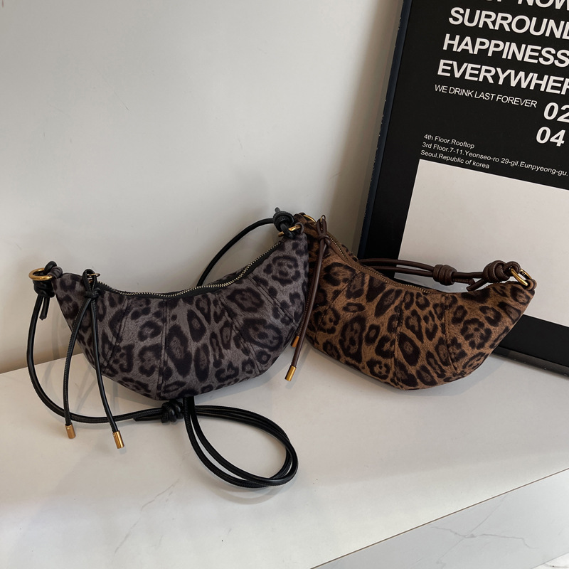 2025 Summer new women's single shoulder crossbody bag niche leopard print women's new crossbody bag fashionable new designer bag