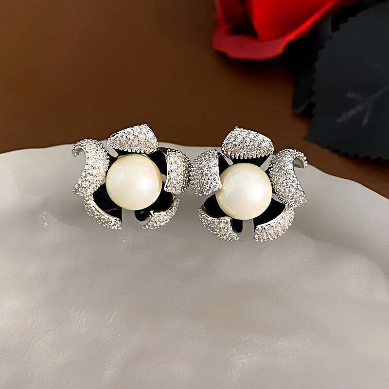 Light Exquisite Zircon Crystal Pearl Niche Design High-end Sense Circle Fashion Earrings for Women