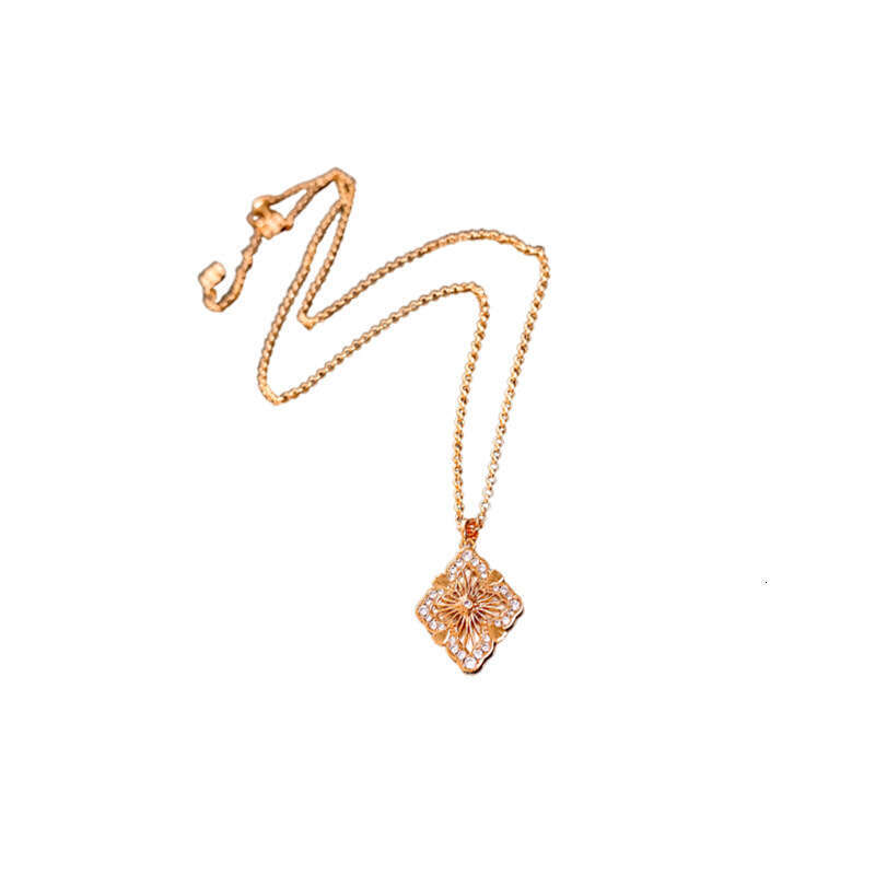 Vintage Necklace: Real Gold Plated Zircon Rhombus Flower Mother-of-Pearl Collarbone Chain, Light High-End Sense Jewelry
