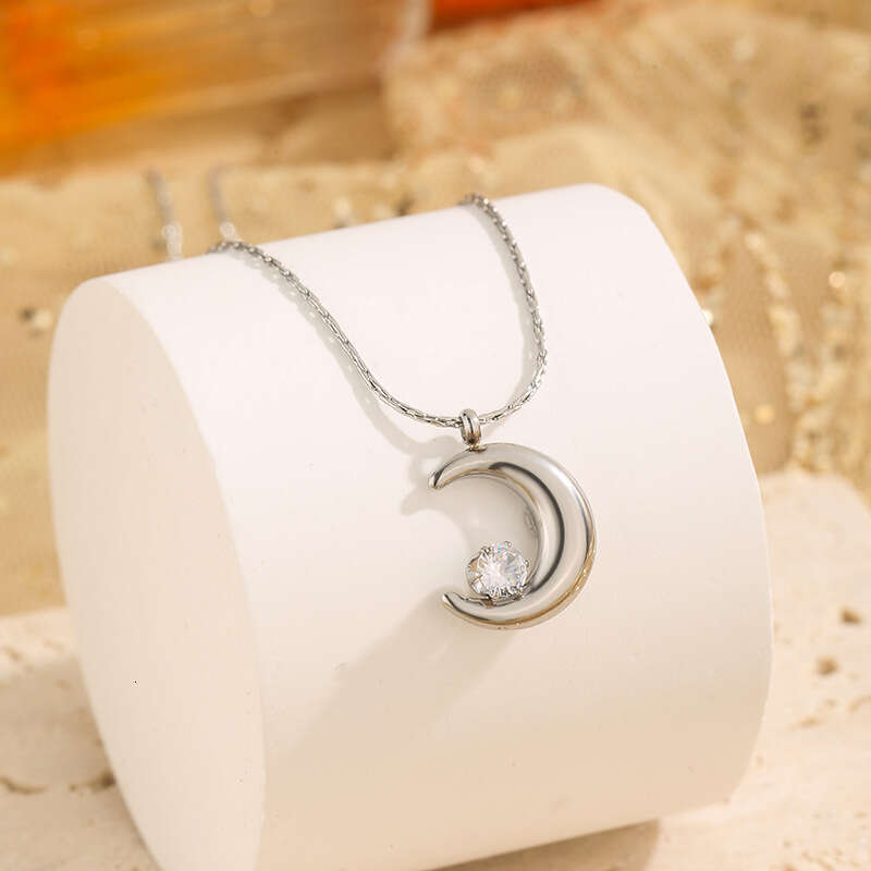 Korean Version Small Crescent Claw Dia Moon Titanium Steel Goddess Collarbone Chain Niche Design High-end Necklace