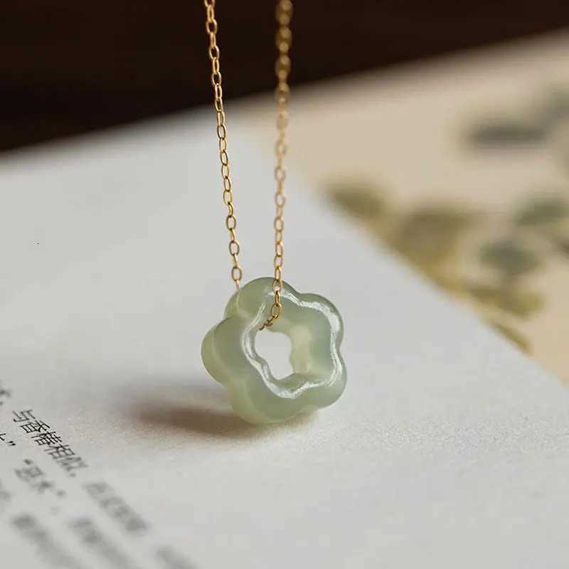 Summer Fashion Jade Plum Bloss Necklace For Women Vintage Pendant Clavicle Chain Pendant Birthday Party Wedding Gift W250718
