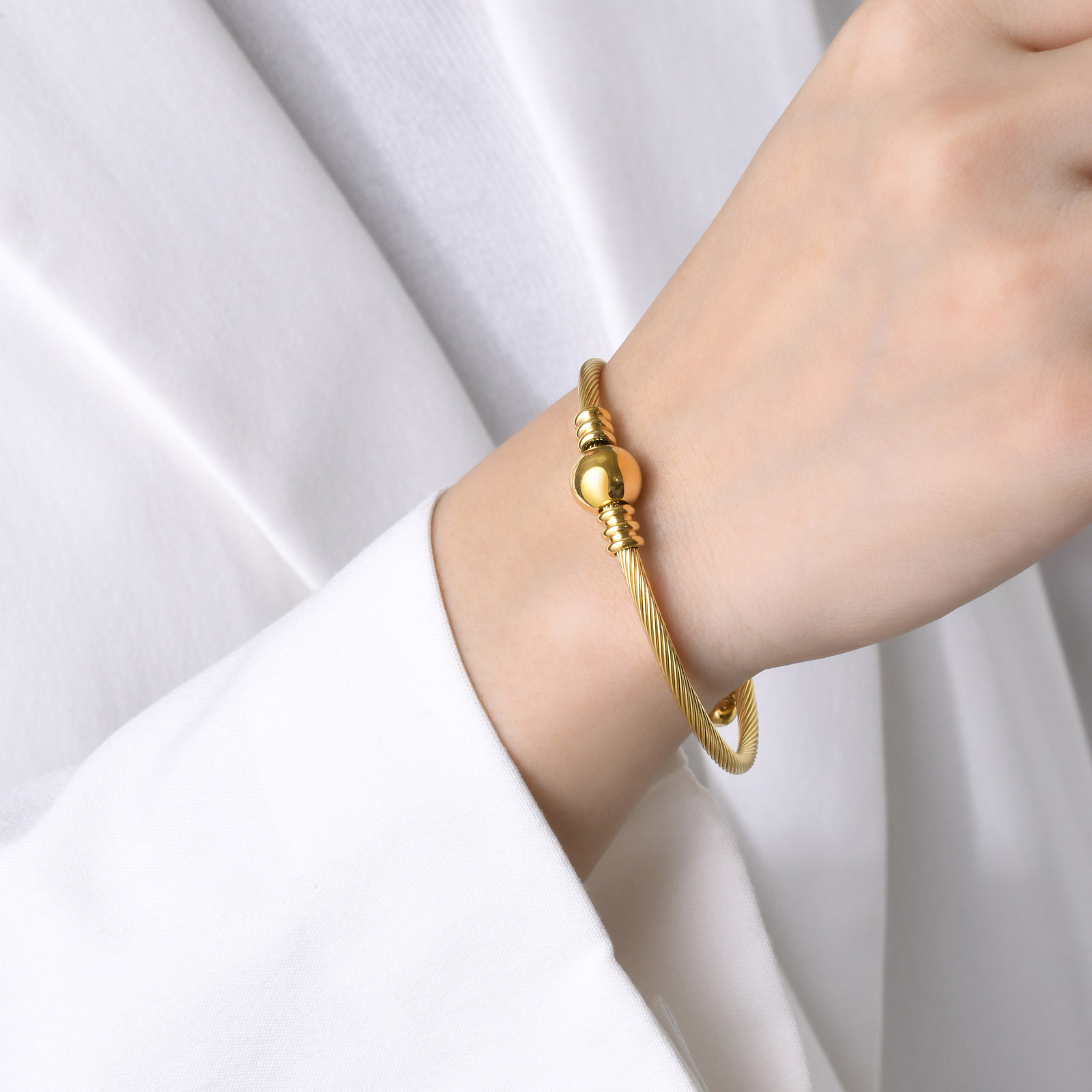 Designer Bracelets Bangle for Women Stainless Steel Line Knotting Design Open Bracelet Vacuum Gold Plated Non Fading Jewelry