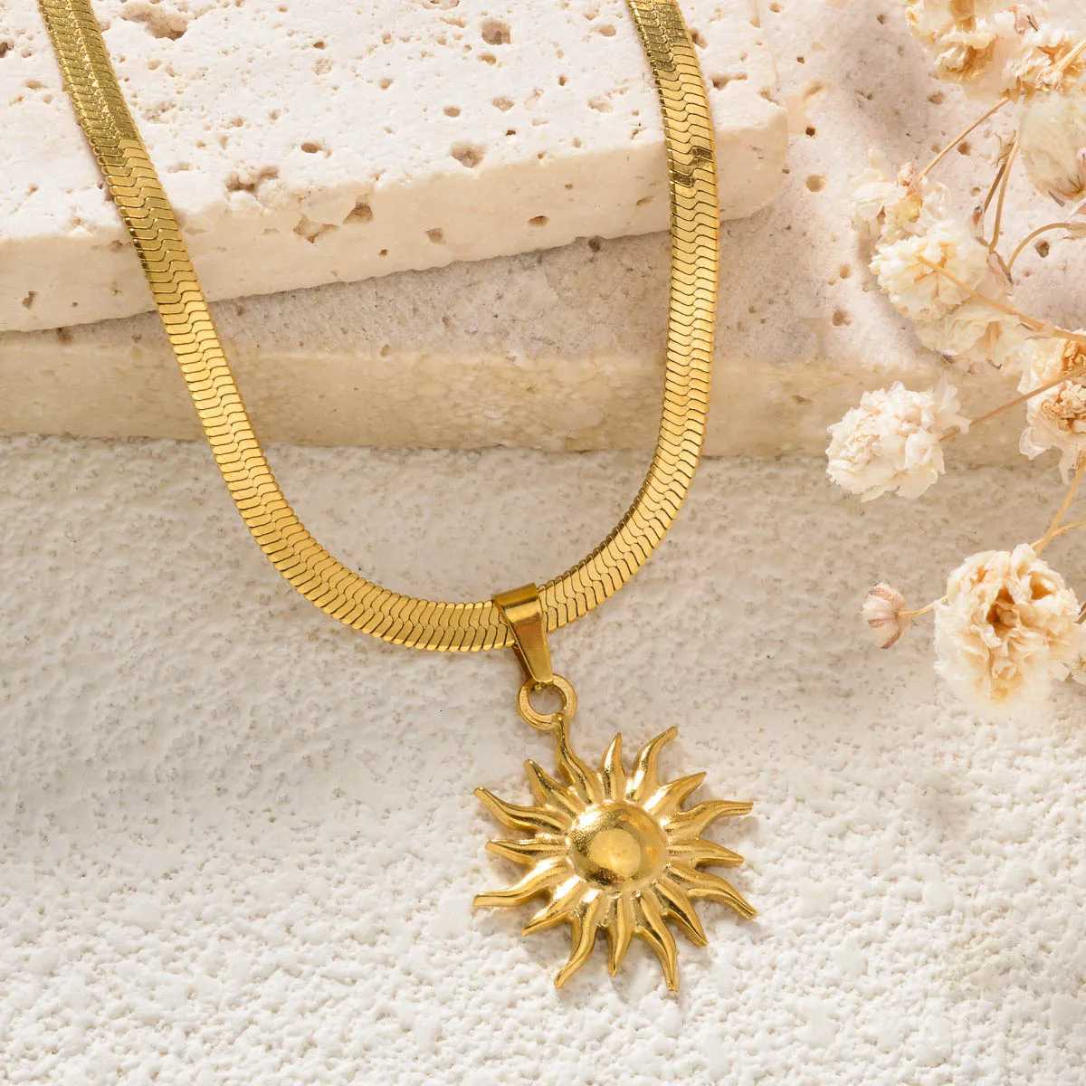 Stainless Steel Golden Fashion Sun Pendant Necklace For Women Girl New Concise Solar Neck Chain Jewelry Gift for Anniversary W250718