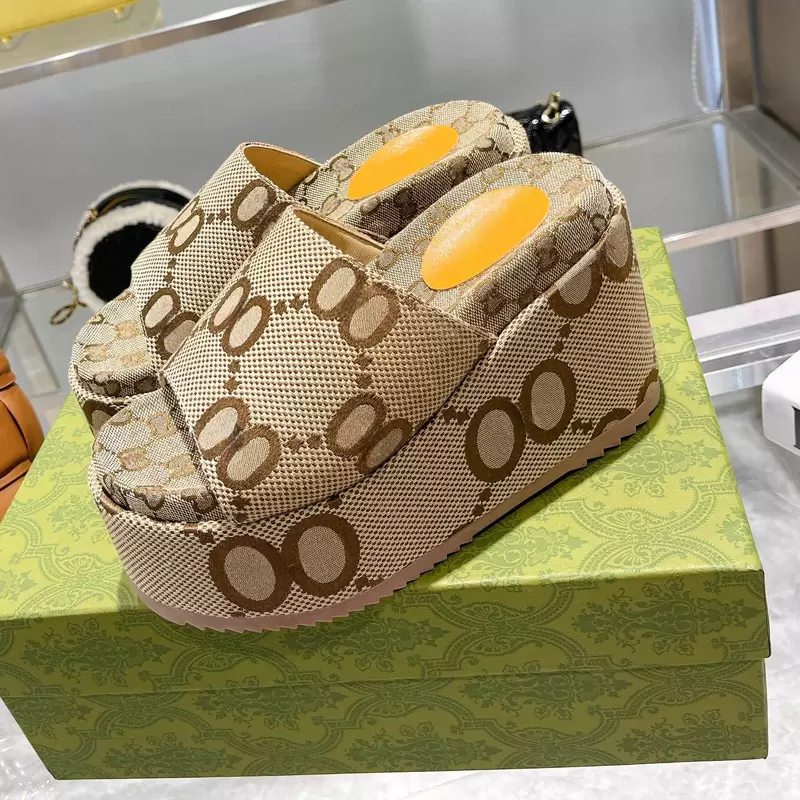 Paris Women's slippers B22 Designer Strawberry Pattern embroidery G Letter Beach casual flip-flops Women's platform add non-slip sandals B22