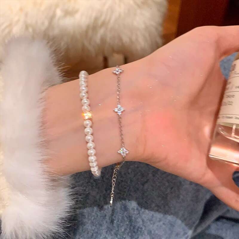 Gypsophila Four-Leaf Flower Bracelet for Women, Light , Elegant Fashion, Niche Design, High-End Feel, 2024 New Model