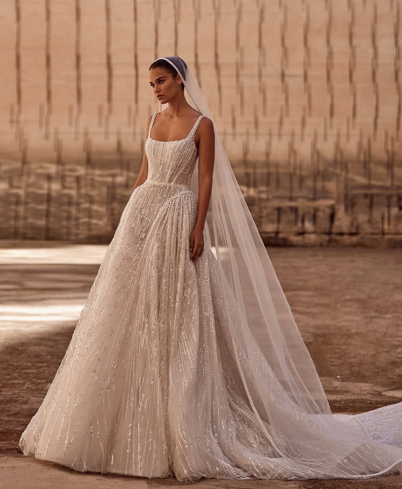 Sparkling Wedding Dresses Spagetti Strap Sleeveless Beading Sequins Zipper A Line Bridal Gowns Sweep Train Customized Vestidos De Novia