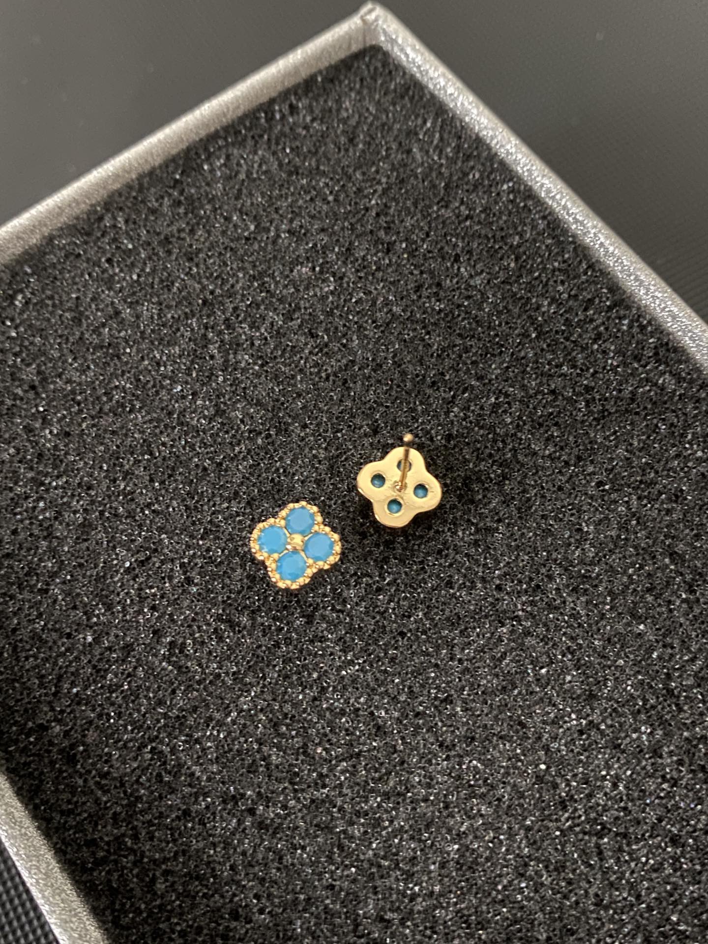 Gold - Toned Clover - Shaped Stud Earrings With Blue Gemstone Accents Delicate Daily & Party Jewelry Gift For Her High - Quality And Stylish Accessory