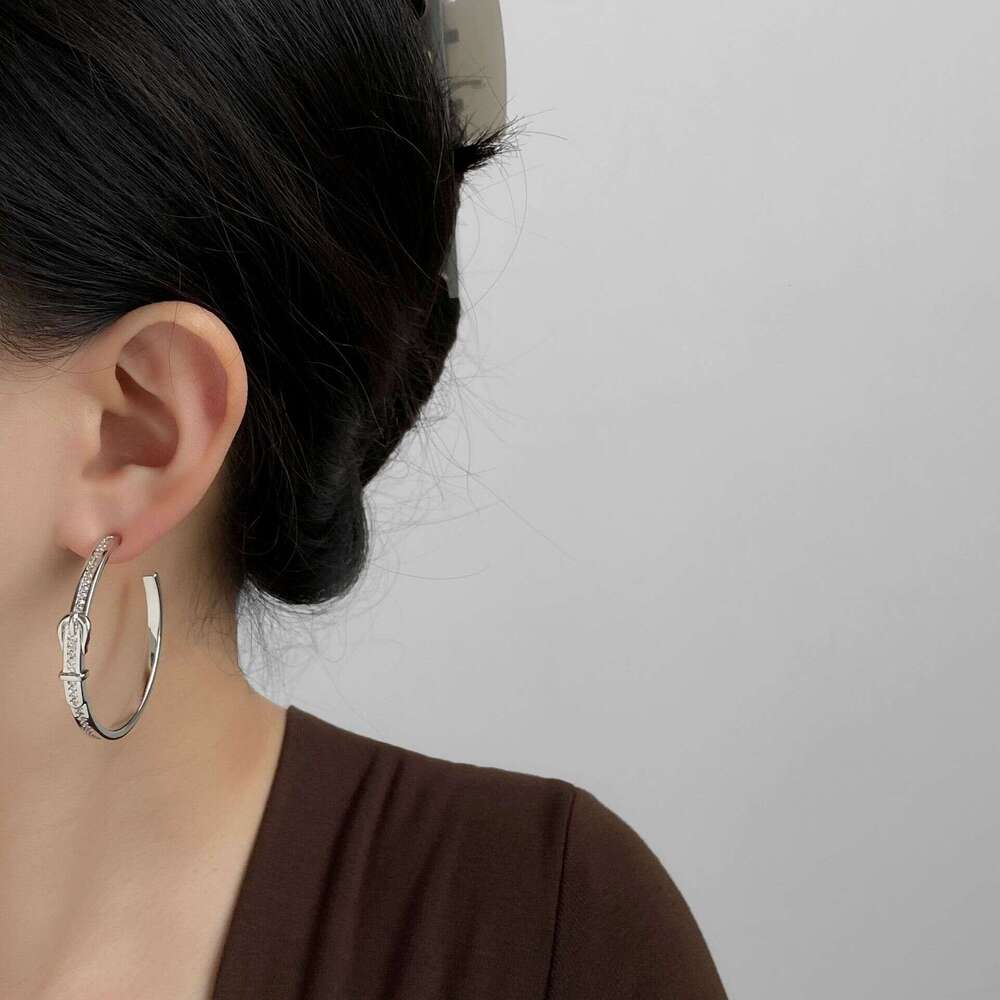 New Fashion High-End Design Sense Belt Buckle Niche Light Ear Super Shiny Texture Metal C Personality Large Hoop