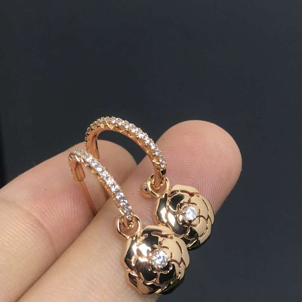 Hot-Selling New Fashion Versatile Rose Flower Earrings for Women, Light , Niche, Color-Retaining, High Version