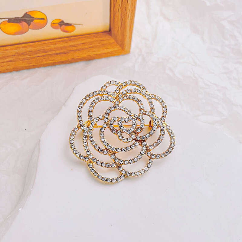 Style Simple Camellia New Brooch for Women High-end Luxurious Pin Accessory Exquisite Anti-exposure