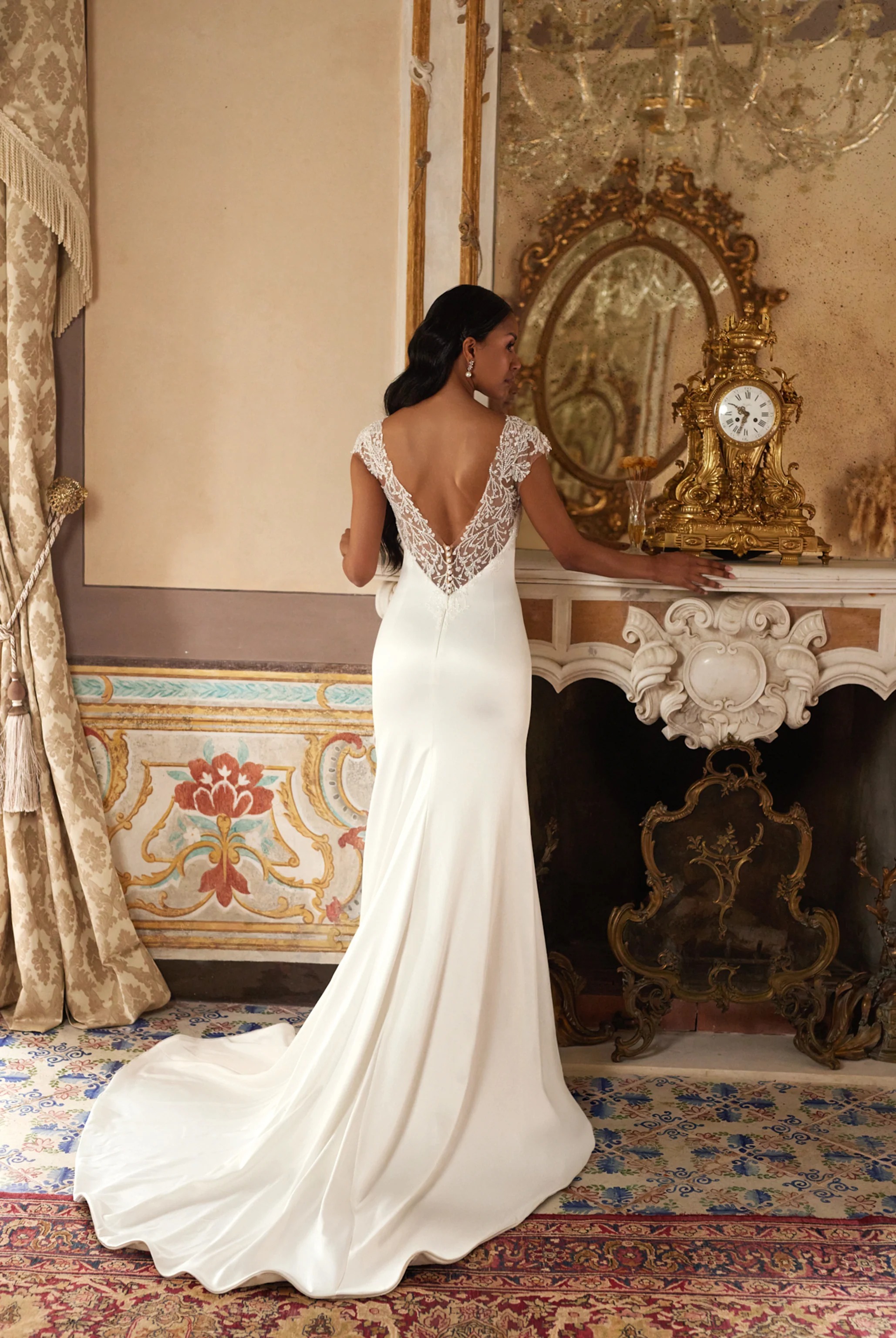 New Arrival Wedding Dresses Round Neck Long Sleeve Backless Sequins Lace A Line Sweep Train Bridal Gowns Customized