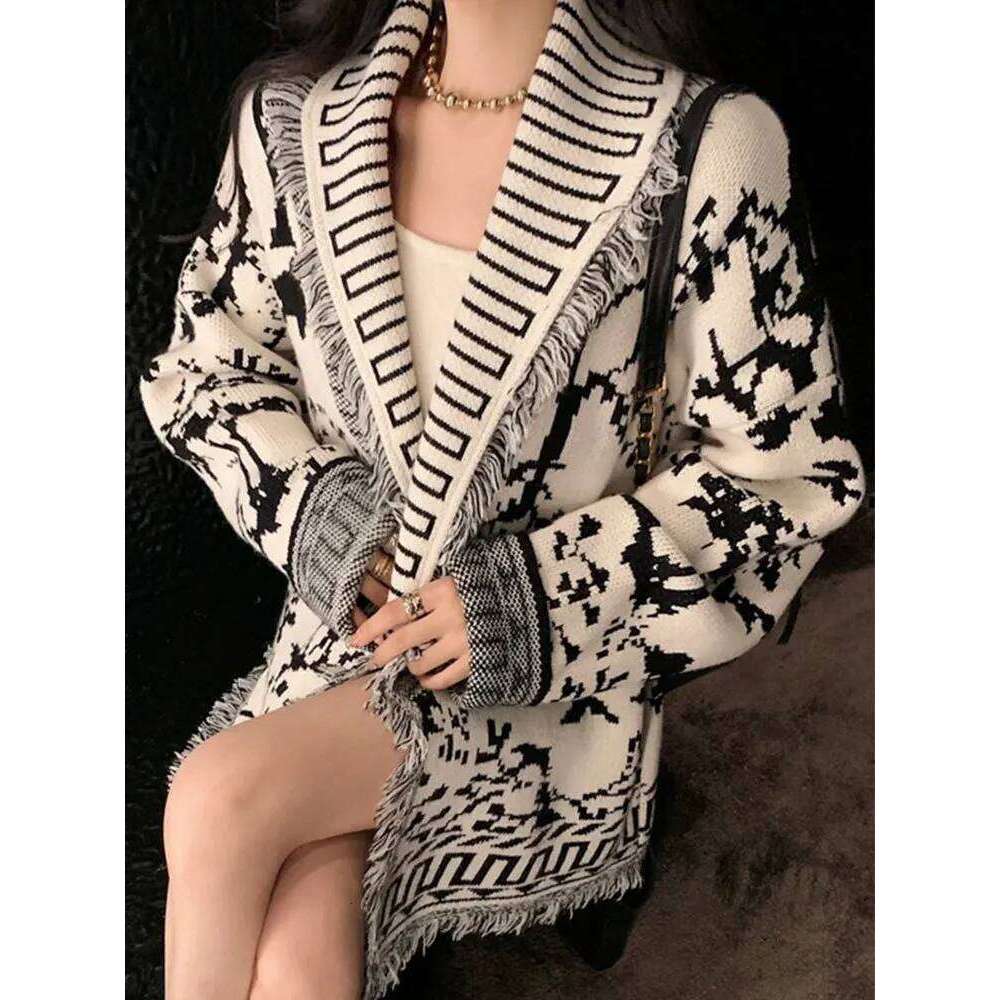 Designer Clothing Casual Commuter Sweater Coat Women 23 Spring Autumn New Jacquard Tassel Knitted Cardigan Loose Long Sleeve Turn-Down Collar Top Fash