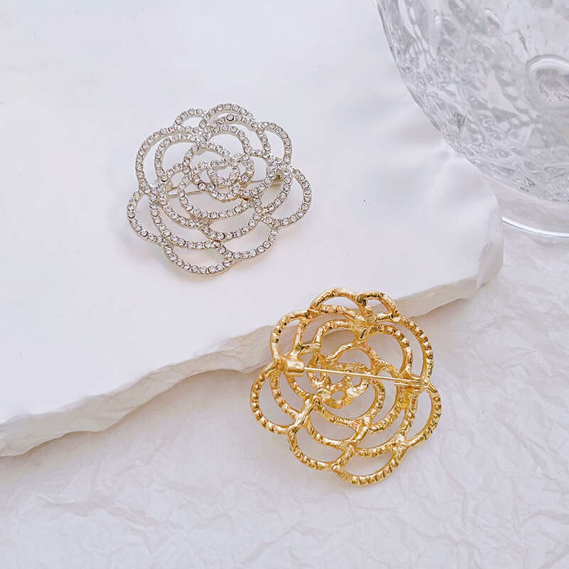 Style Simple Camellia New Brooch for Women High-end Luxurious Pin Accessory Exquisite Anti-exposure