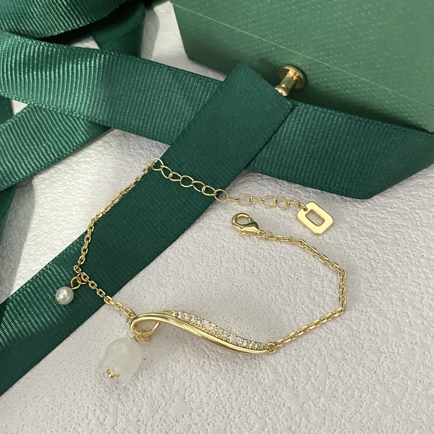 Gold - Toned Bracelet With White Gemstone, Pearl, And Rhinestone Accents Elegant Daily & Party Jewelry Gift For Her High - Quality And Stylish Accesso