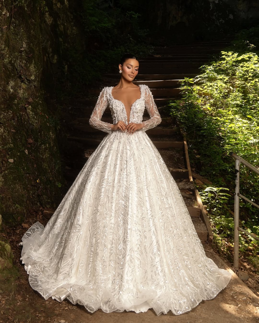 Romantic Wedding Dresses V Neck Long Sleeve Applique Sequins Beading A Line Bridal Gowns Sweep Train Customized Vestidos De Novia