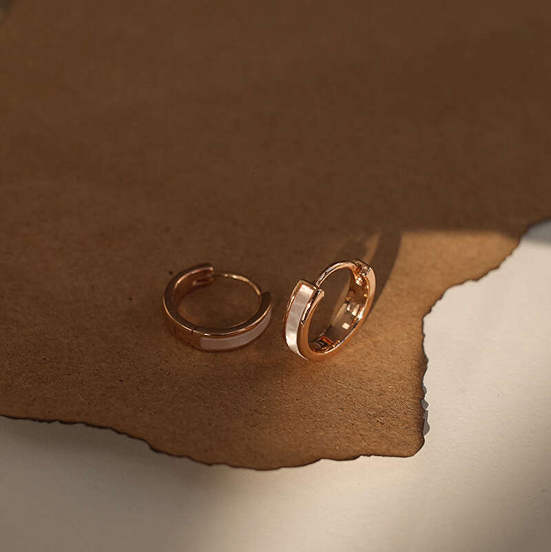Minimalist Shell for Women 2025 New Niche Design High-end Sense Simple Hoop Earrings Fashionable Elegant Ear Jewelry