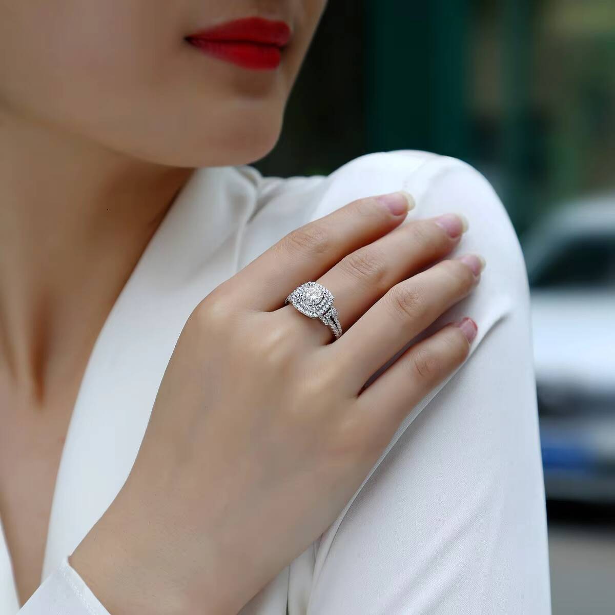 Custom Light Luxury 925 Sterling Silver 1CT VVS D Moissanite Inlay Diamond Ring Fine Jewelry Engagement Wedding Ring for Women