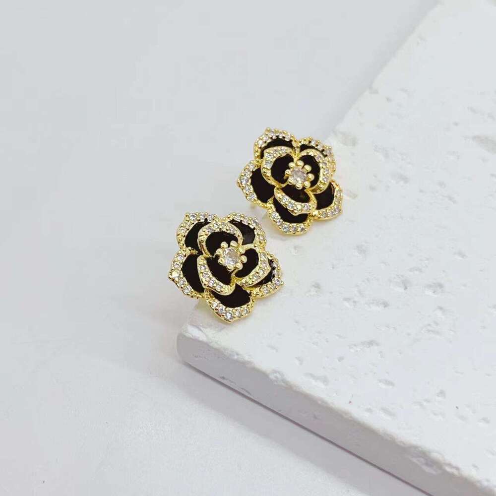 Internet Celebrity Hot-Selling Rose Flower Light Fashion Copper Gold-Plated Earrings Necklace Two-Piece Set