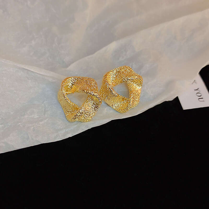 Sier Needle Minimalist Style Wrinkled Metal Geometric Stud Simple Personality Designer Jewelry Fashion Versatile Earrings