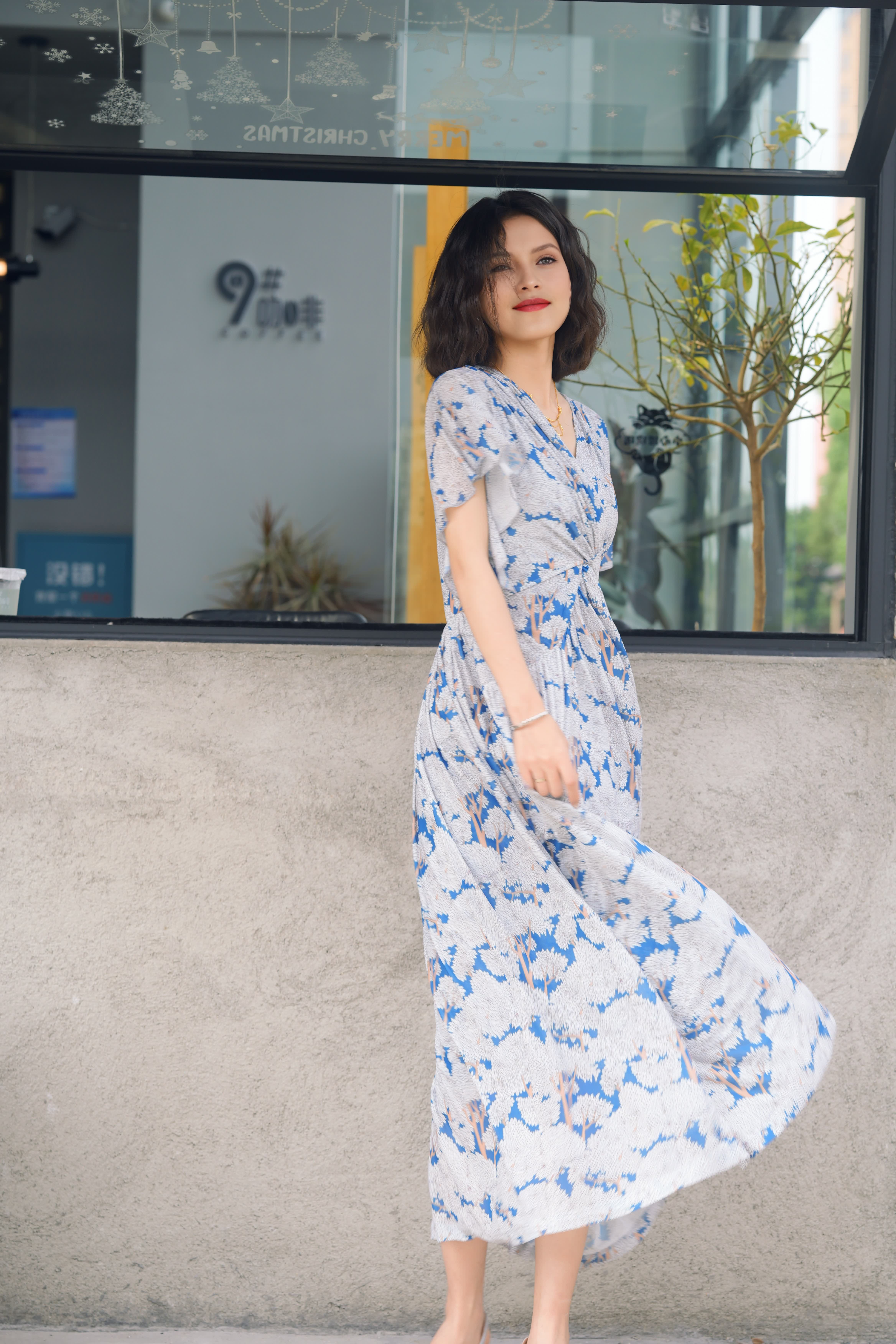 HZHJ's new original designer white flower flying dress with cross floral patterns for high-end light luxury runway show