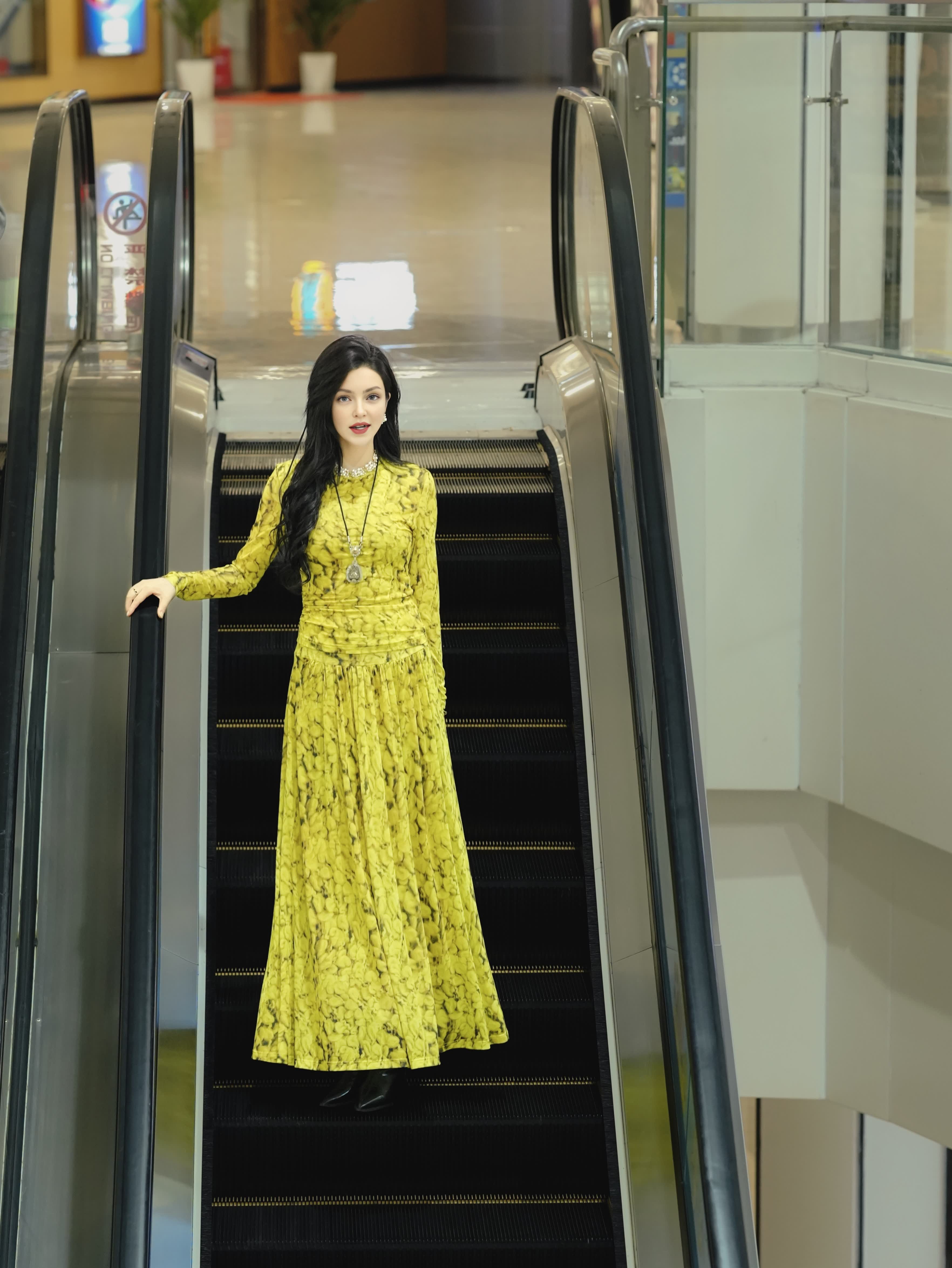 HZHJ new welfare! Yellow polka dot set dress with noble and fashionable temperament, light luxury long sleeved