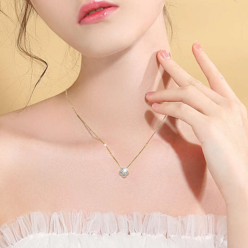 D Color Moissanite Four-Leaf Clover Pendant for Women S Sterling Sier Gold-Plated Niche High-End Versatile Clavicle Chain