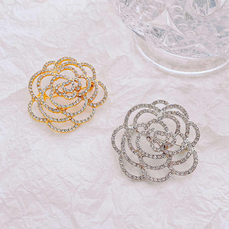 Style Simple Camellia New Brooch for Women High-end Luxurious Pin Accessory Exquisite Anti-exposure