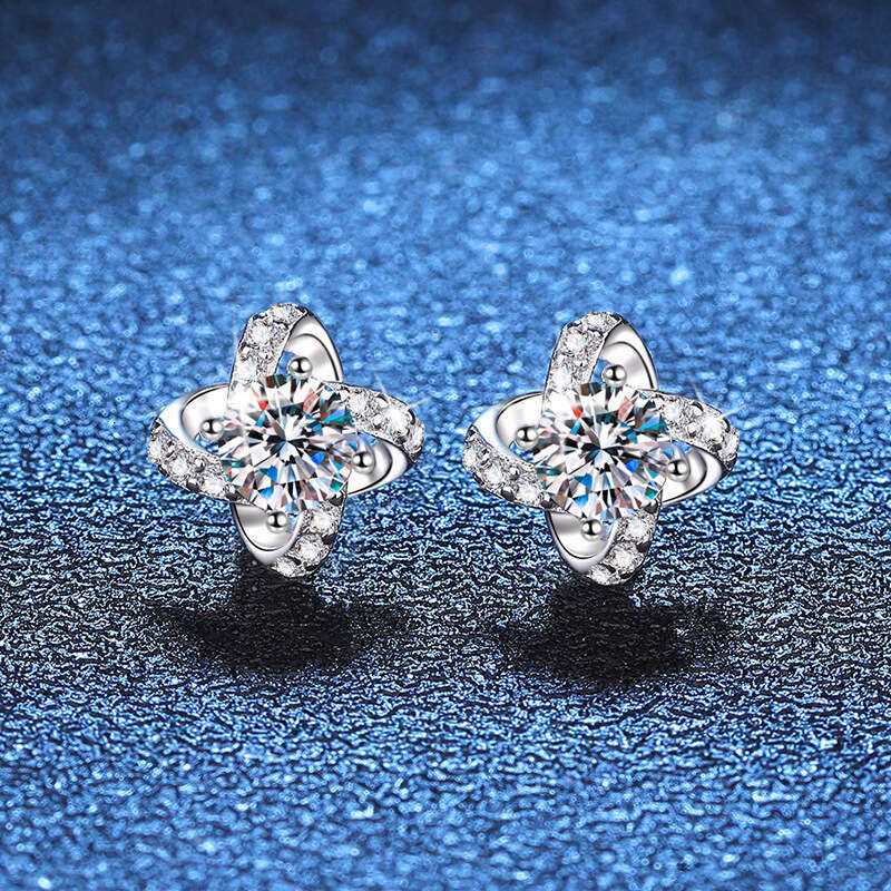 S Pure Sier Earrings Small Fragrance Style Four-Leaf Clover Elegant Simple 50 Points Moissanite Studs ed3