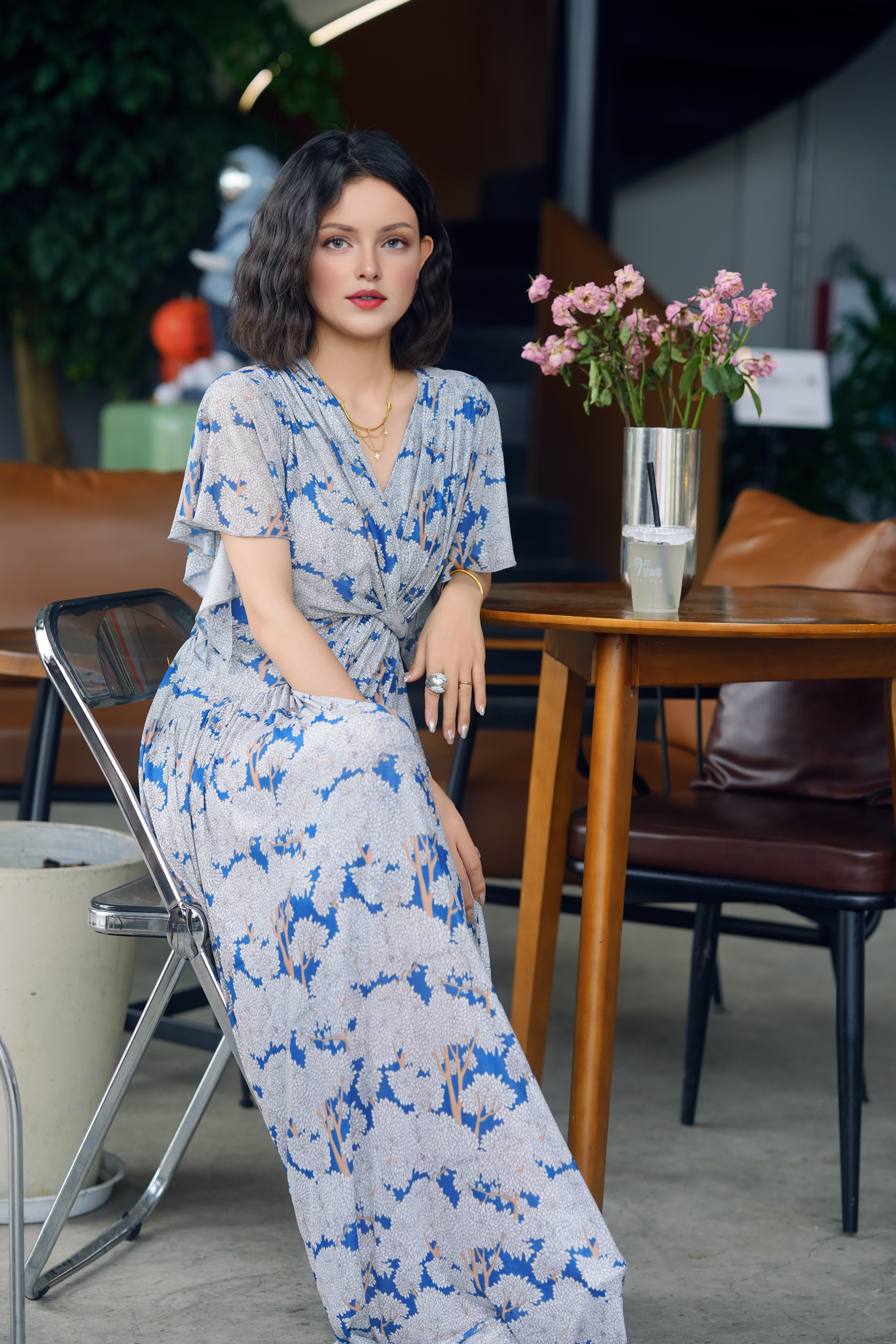 HZHJ's new original designer white flower flying dress with cross floral patterns for high-end light luxury runway show