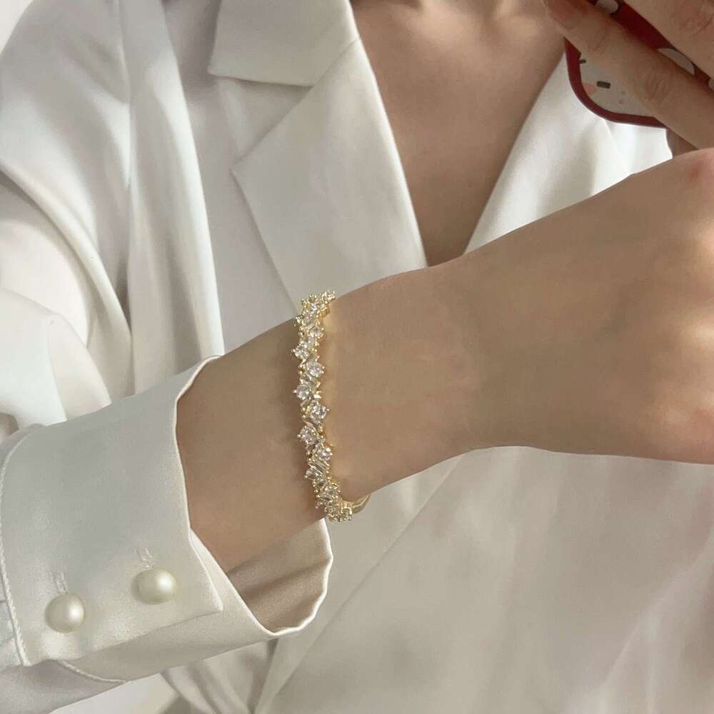 Luxury Jewelry Designer Bracelet For Women High-end Exquisite Gold Silver Zircon Bracelet Italian Brushed Cross Diamond Bracelet Letter Bracelet Daily