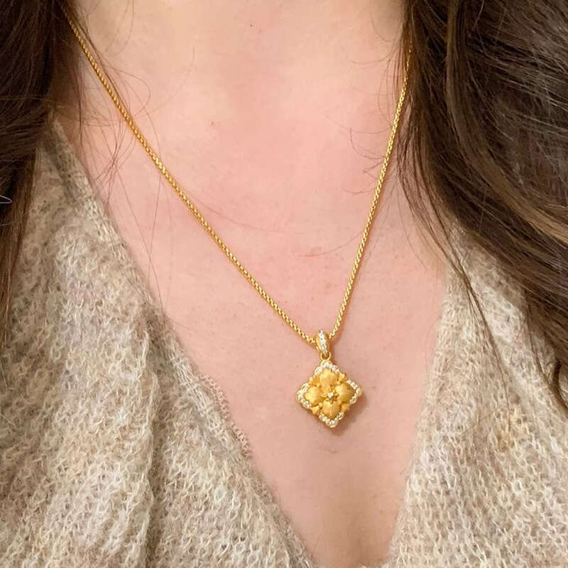 Vintage Brushed Gold Pillow Necklace 2025 New Palace Style Light Collarbone Chain