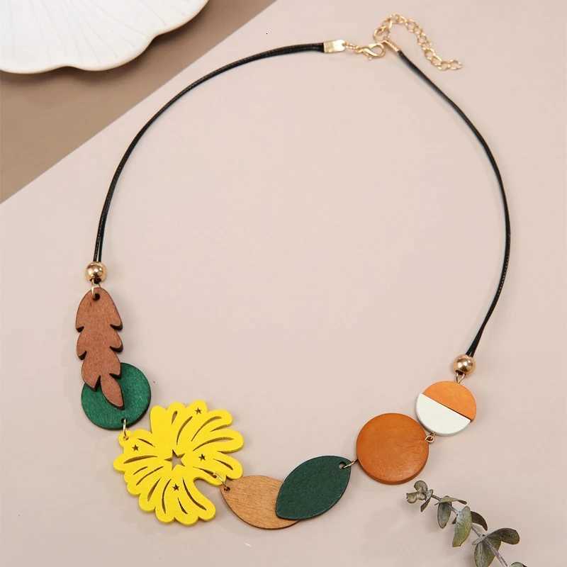 Handmade Vintage Wooden Pendant Necklace for Women Ethnic Statement Bib Necklace Collar Neck Fashion Jewelry W250718