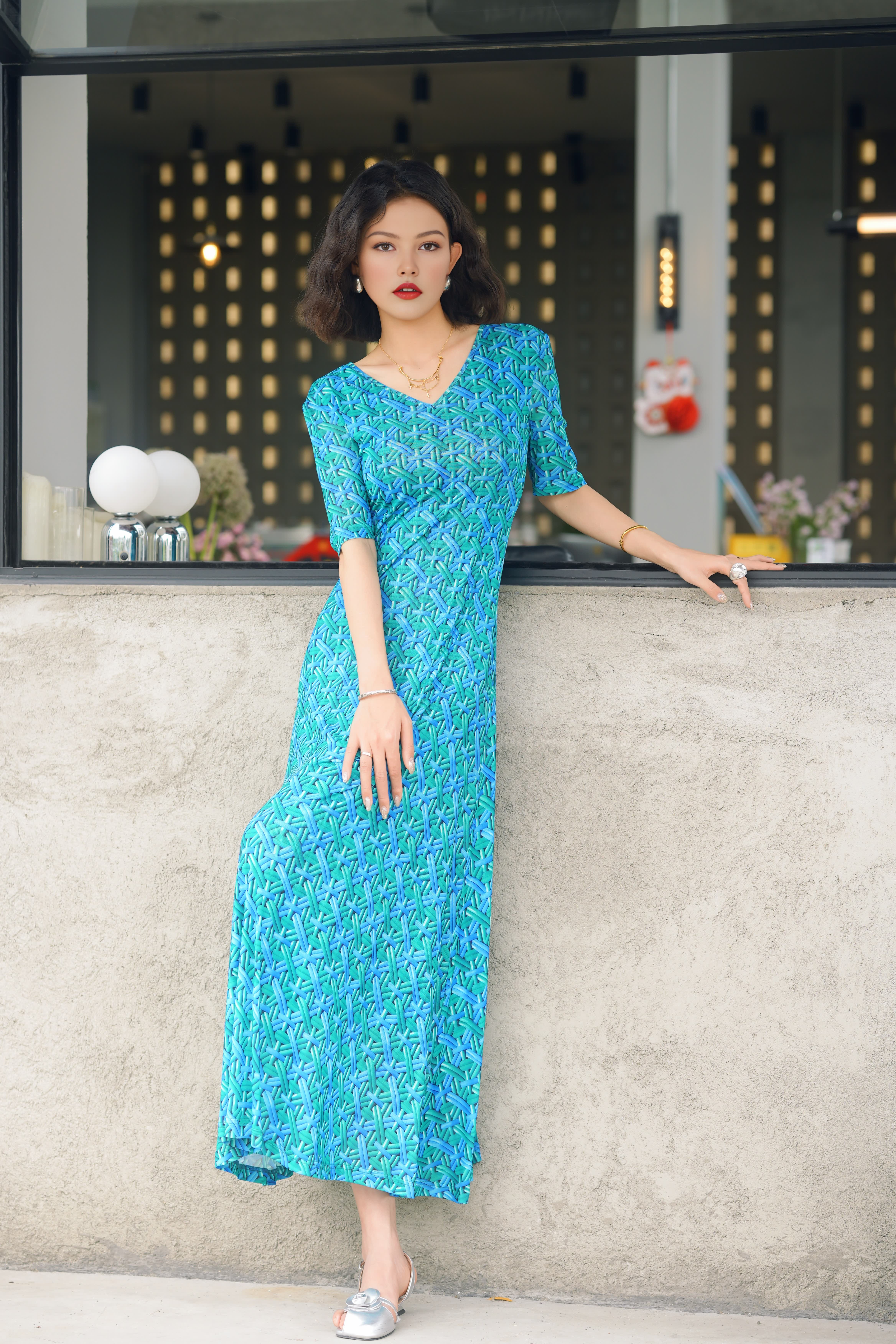 HZHJ original designer's emerald ripple dress with V-neck for white and slim look, high-end and stylish