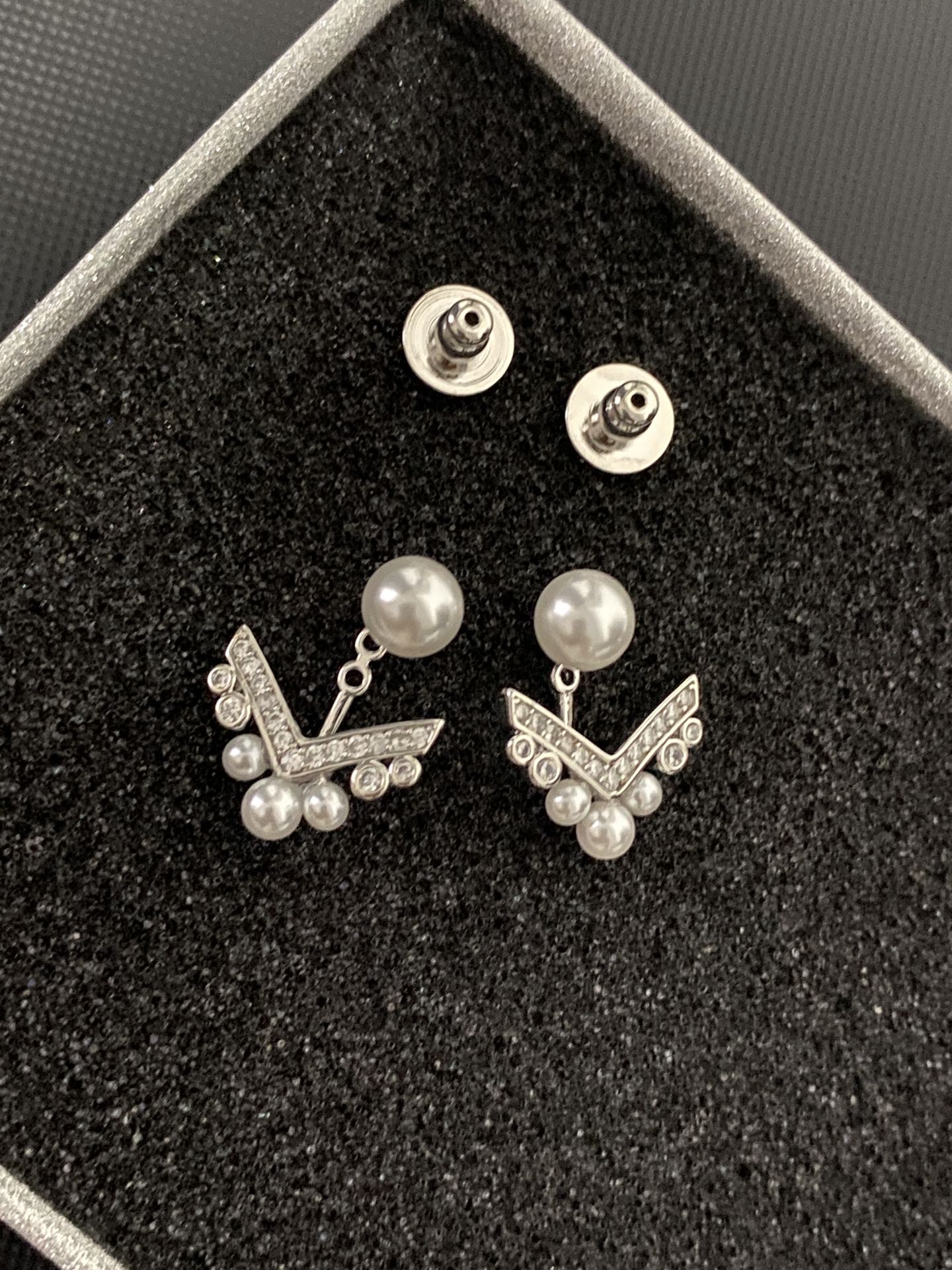 Silver - Toned Pearl And Rhinestone Stud Earrings With Geometric Design Elegant Party Jewelry Gift For Her High - Quality And Stylish Accessory