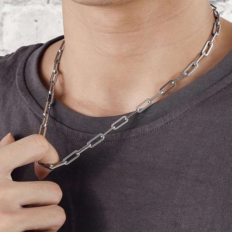 Minimalist Paperclip Titanium Steel Collarbone Necklace for Men and Women, Ins Style Cold Fashion Versatile Accessory