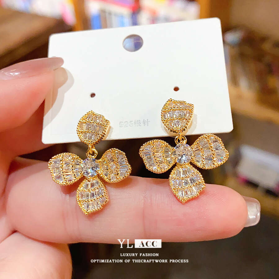 Real Gold Plated Sier Needle Light Zircon Flower Fashion Niche Personality Temperament High-end Earrings for Women