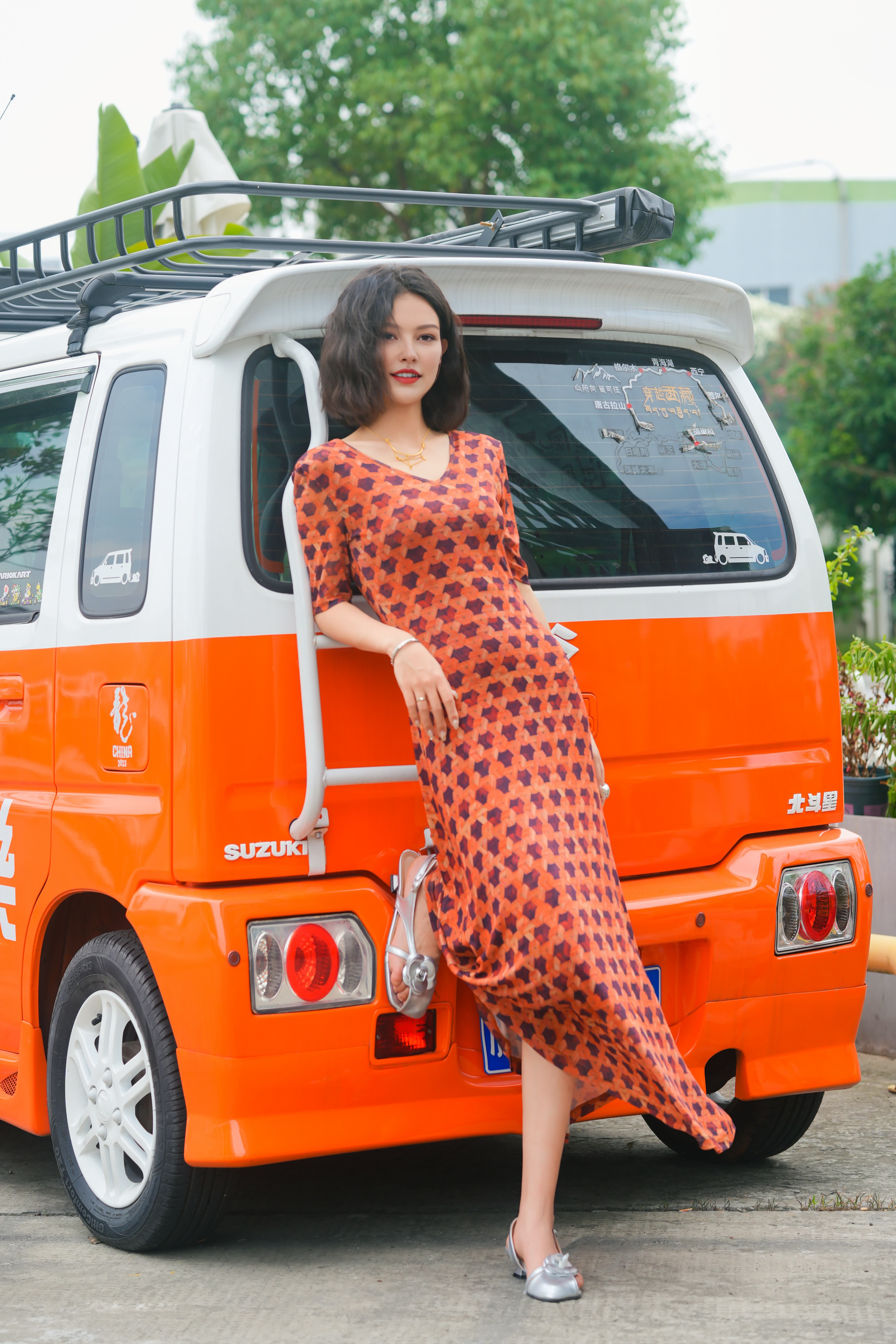 HZHJ original designer's orange memory dress with V-neck for white and slim look, high-end and stylish