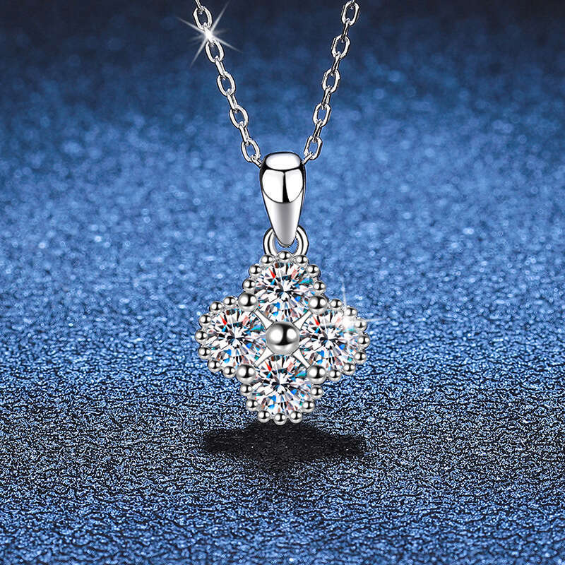 S Pure Sier High-End Four-Leaf Clover Pendant Korean and Japanese Light Moissanite Necklace 7d7