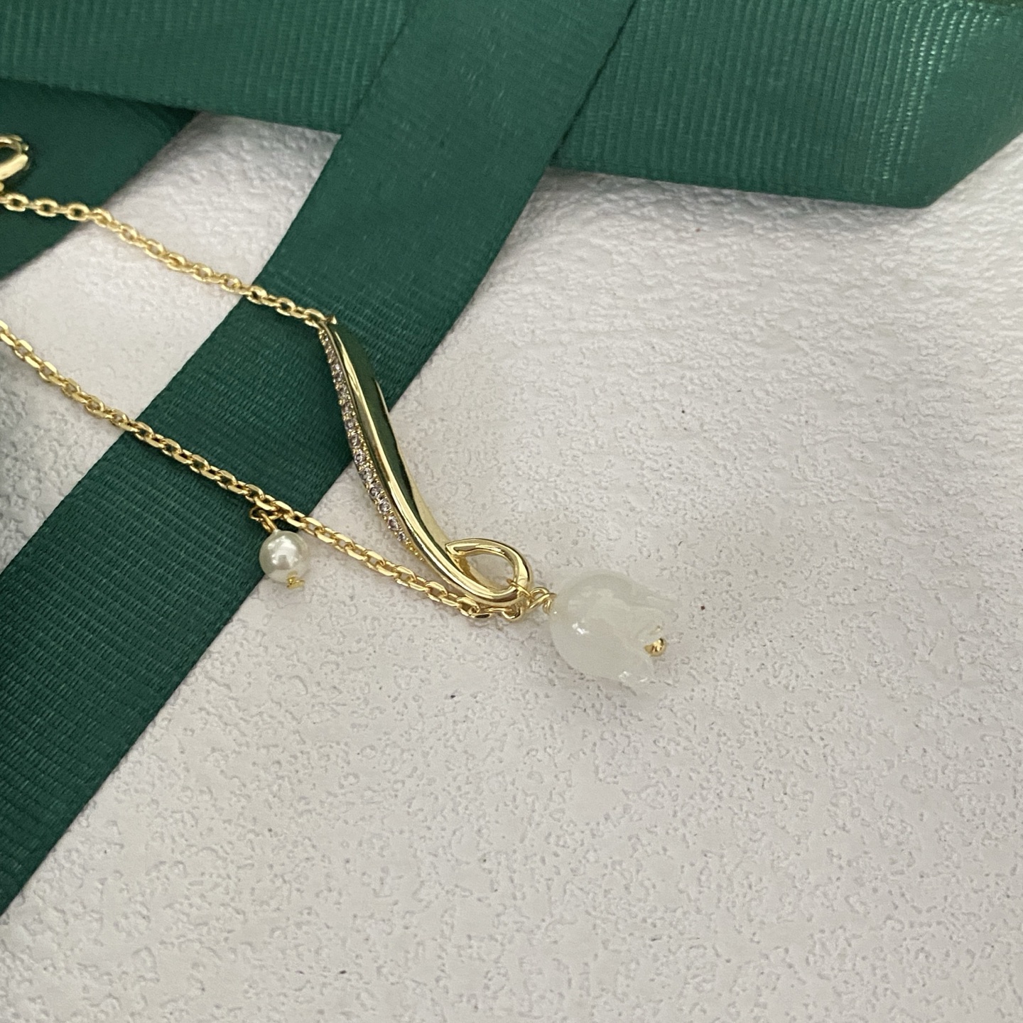 Gold - Toned Bracelet With White Gemstone, Pearl, And Rhinestone Accents Elegant Daily & Party Jewelry Gift For Her High - Quality And Stylish Accesso