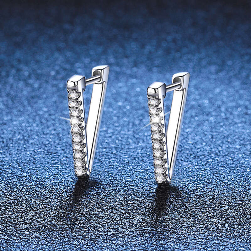 Weizi Full Dia Sterling Sier Light Fashion Simple V-shaped Moissanite Stud Earrings for Women 2af
