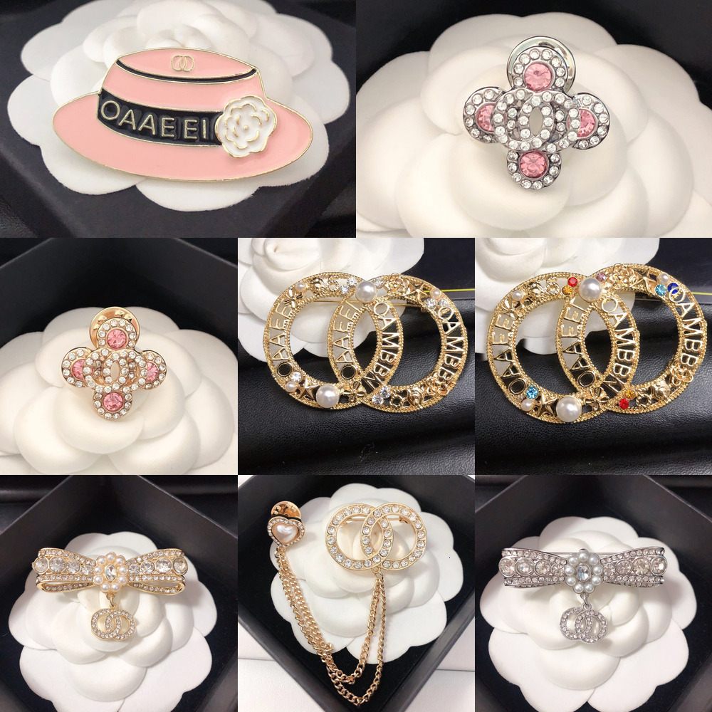 Classic Brooches Geometric Sweater Suit Collar Pin Brooche Fashion Womens Back Strap Black White Brooch Wedding Jewelry Christmas Gifts