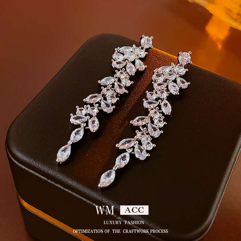 Sier Needle Minimalist Style Wrinkled Metal Geometric Stud Simple Personality Designer Jewelry Fashion Versatile Earrings