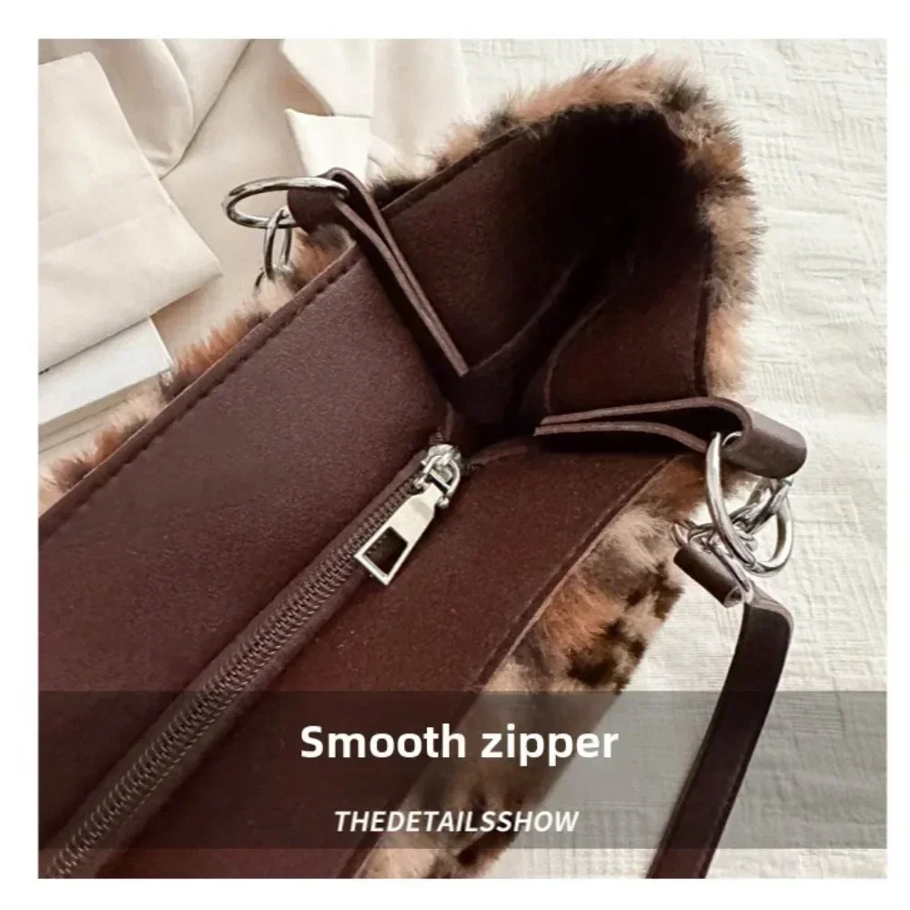Winter Fashion Leopard Print Plush Womens Bags Are Versatile Casual Trendy Premium Texture Large Capacity Shoulder Handbag 250717