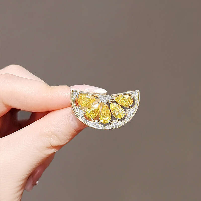 Butterfly Brooch for Women High-End Niche Elegant Pin Fixed Clothing Suit Pearl Accessory