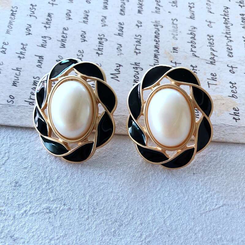 Black and White Glaze Series Hepburn Style Pearl Floral Sier Eye Steel Needle Earrings Necklace B36 New jewelry