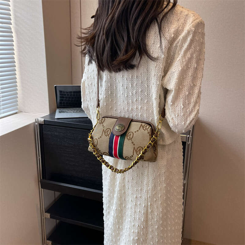 2025 New Letter Monogram Chain Single Shoulder Clip High-End Versatile Crossbody Bag